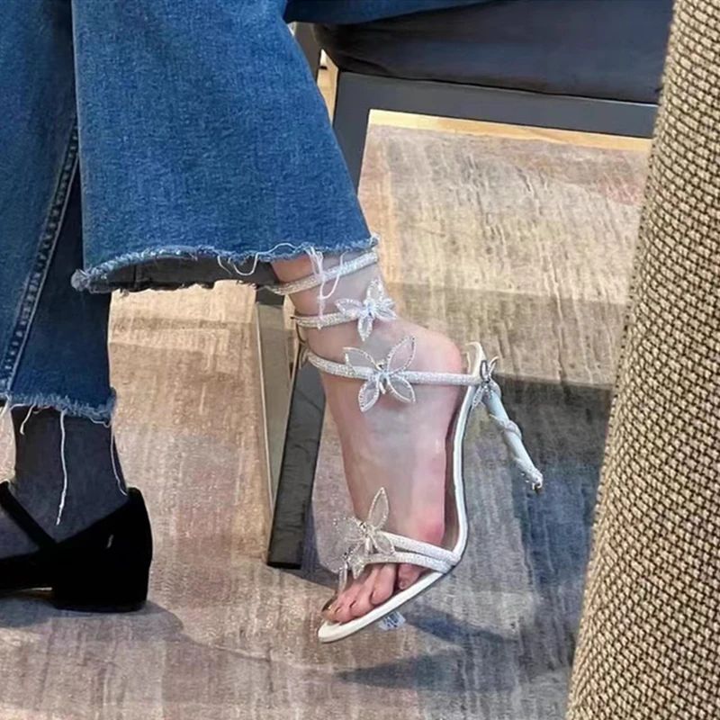 Sandalias de tacon con mariposas y tiras elegantes