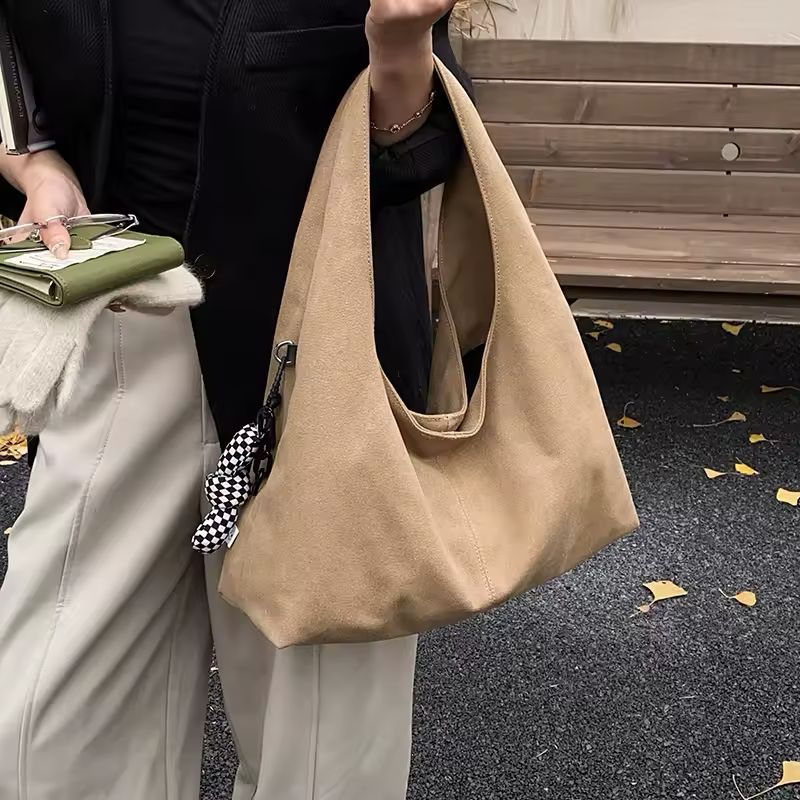 Bolso de hombro con detalle de lazo