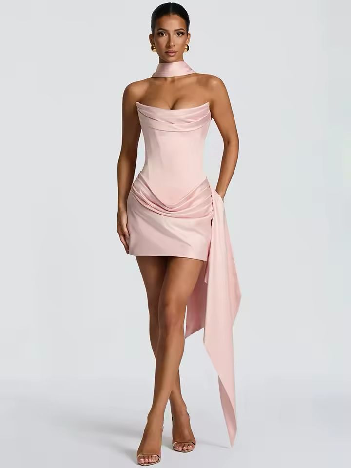 Vestido Mini Elegante con Drapado y cola asimetrica