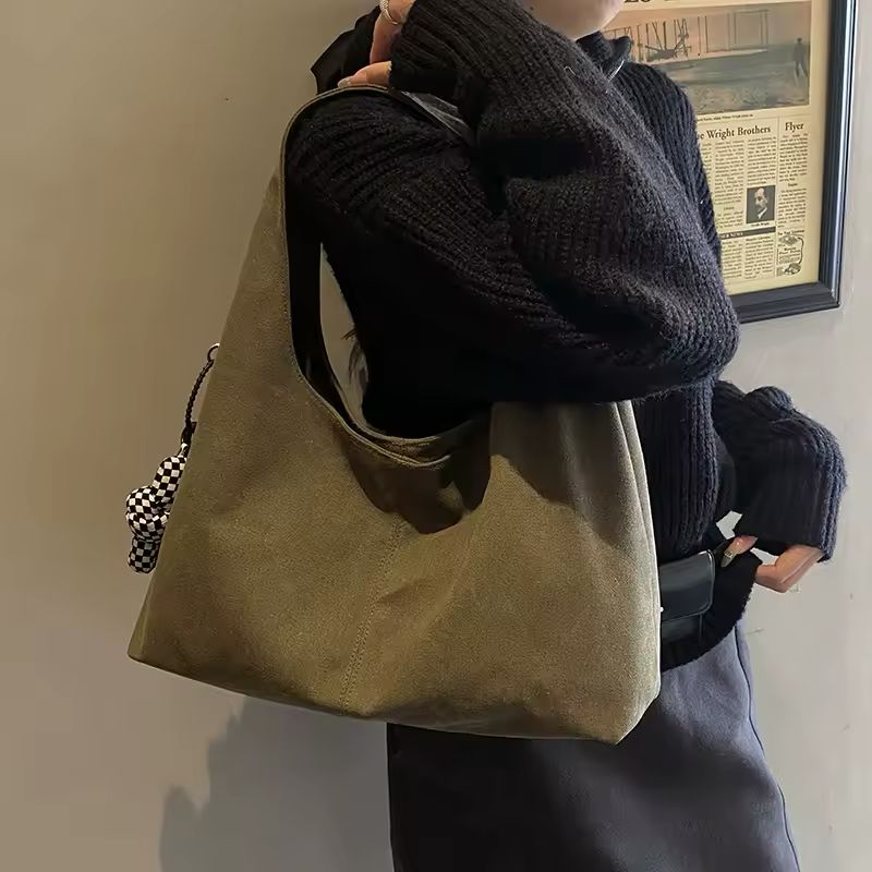 Bolso de hombro con detalle de lazo