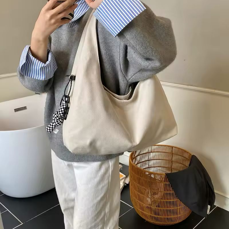 Bolso de hombro con detalle de lazo