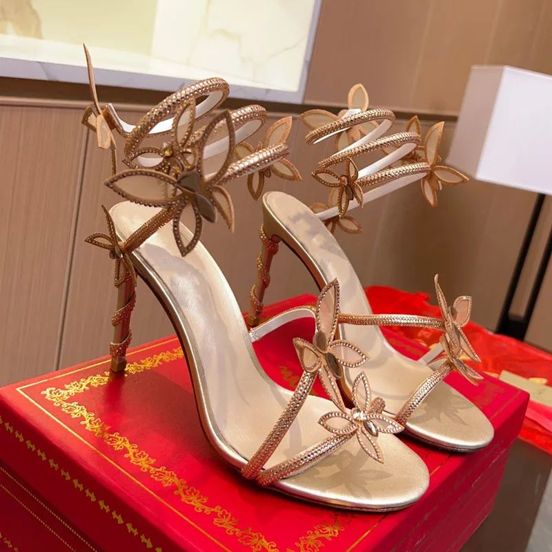 Sandalias de tacon con mariposas y tiras elegantes