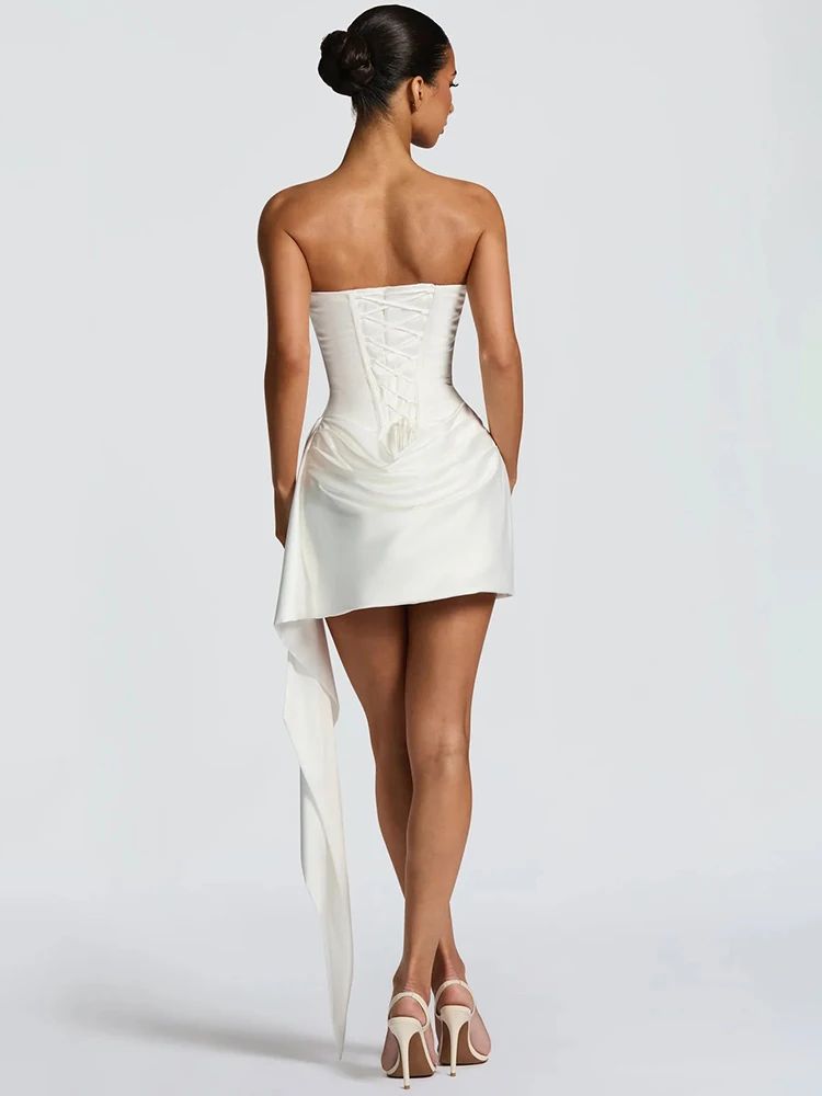 Vestido Mini Elegante con Drapado y cola asimetrica